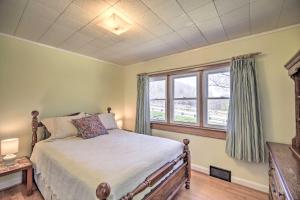 Llit o llits en una habitació de Quaint Creekside Home with Spacious Deck and Yard