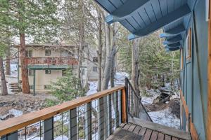 Photo de la galerie de l'établissement Incline Village Cabin with Patio 2 Mi to Beach!, à Incline Village