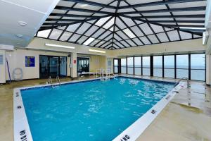 Bazén v ubytování Beach Views Golden Sands Condo in Ocean City! nebo v jeho okolí