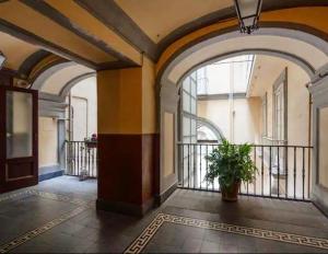 um quarto vazio com uma varanda com um vaso de plantas em Per Amor Duomo em Nápoles