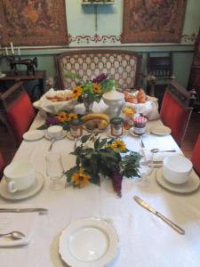 克萊蒙費朗的住宿－Propriété Charbaymond，一张桌子,上面有白色的桌布,上面有鲜花