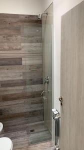 un bagno con doccia con porta in vetro di Costanera Aparts a Villa María