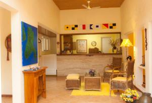 a living room with chairs and a table at Hotel Ilhasol in Ilhabela