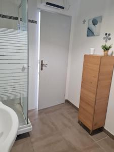 La salle de bains est pourvue d'une douche et d'une porte en verre. dans l'établissement Studio Corniche, à La Ciotat