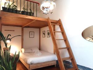 1 dormitorio con litera y escalera en Lisbon Calling, en Lisboa