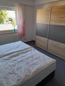 1 dormitorio con 1 cama, vestidor y ventana en Locken1, en Altenau