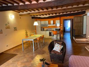 een keuken en een woonkamer met een tafel en stoelen bij Dimora Del Corso Di Montepulciano in Montepulciano