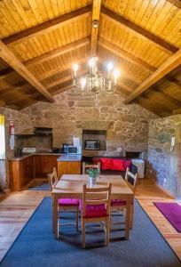 - une salle à manger avec une table et des chaises en bois dans l'établissement Casa das Vinhas Camélias de BastoTurismo Rural, à Castelbuono