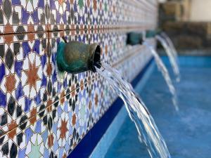a pool with water coming out of a fountain at Monte Rosado viviendas vacacionales in Lapeza