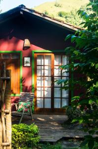 サーナにあるAKASHA Atelier Santa Helena, Sanaの玄関にベンチを置いた家