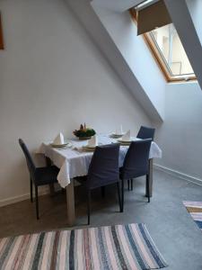 una sala da pranzo con tavolo e sedie di Atkacs Home a Győr