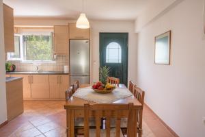 A kitchen or kitchenette at Villa Varka