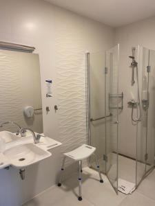 Koupelna v ubytování Carina Hotel