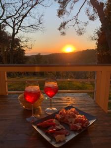 einen Tisch mit einem Teller Essen und zwei Gläsern Wein in der Unterkunft Torre Mendari in Varigotti