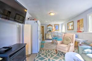 אזור ישיבה ב-Pet-Friendly Hopewell Junction Apt with Grill!