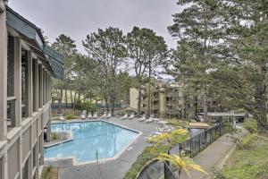 ein Bild eines Swimmingpools an der Seite eines Gebäudes in der Unterkunft Cali Studio with Resort Perks 6 Mi to San Fran in Daly City