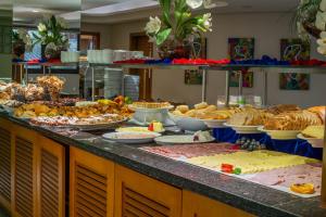 ein Buffet mit vielen verschiedenen Speisen in der Unterkunft Hotel Laghetto Premio in Gramado