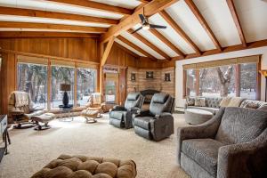 A seating area at Cool Mornings By The Creek