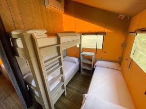 two bunk beds in a small room at Devesa Gardens in El Saler