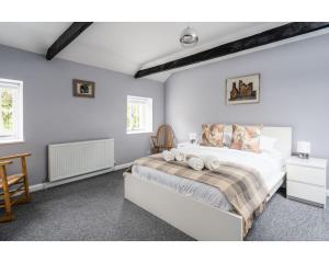 a bedroom with a large white bed in a room at Hatfield Cottage in Bath