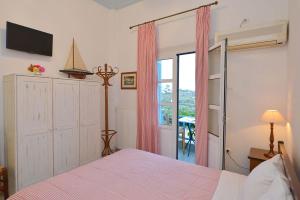 a bedroom with a bed and a window at Anthousa Hotel in Apollonia