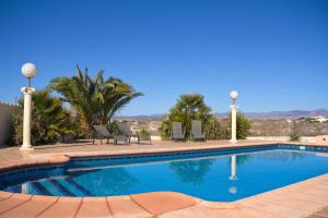 Swimming pool sa o malapit sa Villa Flo - very large, cheerful villa with private pool and garden