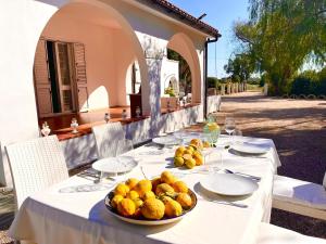 un tavolo con un cesto di frutta sopra di Villa Lido with pool and garden a Lido Marini