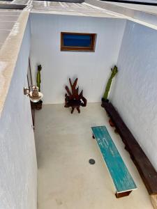 - une vue sur une chambre avec une table et une rampe dans l'établissement VILLA RELAX, LA GRACIOSA, à Caleta de Sebo