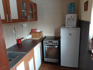Holiday Home Di More في ياغودينا: مطبخ صغير مع موقد وثلاجة