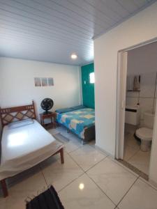 Giường trong phòng chung tại Suites para casais na praça Oswaldo Cruz