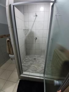 La salle de bains est pourvue d'une douche avec une porte en verre. dans l'établissement Big D Accommodation & guesthouse, à Northam