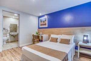 Postel nebo postele na pokoji v ubytování Cais da Praia Hotel
