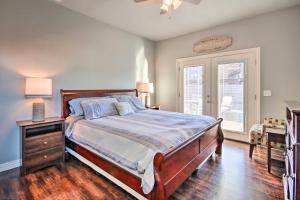 um quarto com uma cama, uma cómoda e uma janela em Cozy Duplex, Walk to Bentonville City Square! em Bentonville