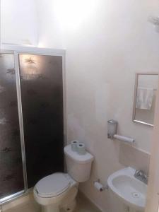 une salle de bain avec toilettes et lavabo dans l'établissement Casa Vacacional Balam - en Cancún, à Cancún