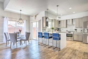 una cucina con tavolo, sedie e piano di lavoro di Modern-Chic Englewood Home with Yard and Office! a Englewood