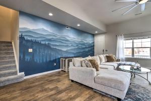 イングルウッドにあるModern-Chic Englewood Home with Yard and Office!のギャラリーの写真