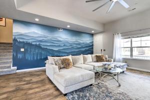 イングルウッドにあるModern-Chic Englewood Home with Yard and Office!のギャラリーの写真