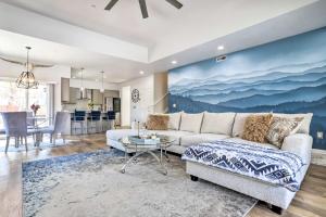 イングルウッドにあるModern-Chic Englewood Home with Yard and Office!のギャラリーの写真