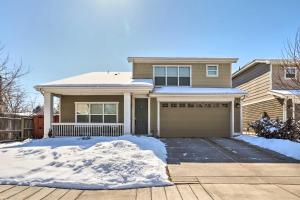 una casa con la neve davanti di Modern-Chic Englewood Home with Yard and Office! a Englewood