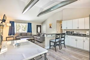 Kuchyň nebo kuchyňský kout v ubytování 12 Mi to Ski Home with Hot Tub in Arrowhead Lake