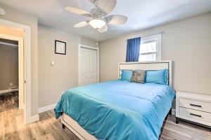 Postel nebo postele na pokoji v ubytování 12 Mi to Ski Home with Hot Tub in Arrowhead Lake + 34 fotografií