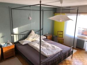 Familien-Haus,Garten,Grill,20m zum Rhein tesisinde bir odada yatak veya yataklar