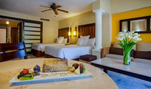 Postel nebo postele na pokoji v ubytování Barceló Puerto Vallarta - All Inclusive + 37 fotografií
