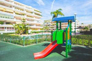 Legeområdet for børn på Moderno Apartamento en Guadalmina Golf - Marbella