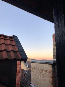 - une vue sur le coucher de soleil depuis le toit d'un bâtiment dans l'établissement Altstadtjuwel, à Blankenburg