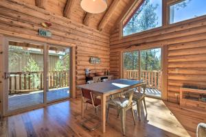 ein Esszimmer in einem Blockhaus mit einem Tisch und Stühlen in der Unterkunft Updated Groveland Cabin with Wraparound Deck! in Groveland