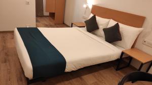 Postel nebo postele na pokoji v ubytování Crayons Hotel
