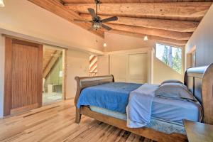 Schlafzimmer mit einem Bett und einem Deckenventilator in der Unterkunft Updated Groveland Cabin with Wraparound Deck! in Groveland