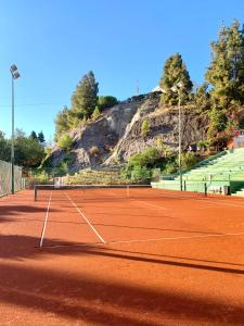 Tennis and/or squash facilities at Espectaculares vistas a África y Gibraltar or nearby