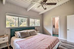 ein Schlafzimmer mit einem großen Bett und einem Deckenventilator in der Unterkunft Sunny Pahoa Retreat Snorkel, Hike and Shop! in Pahoa